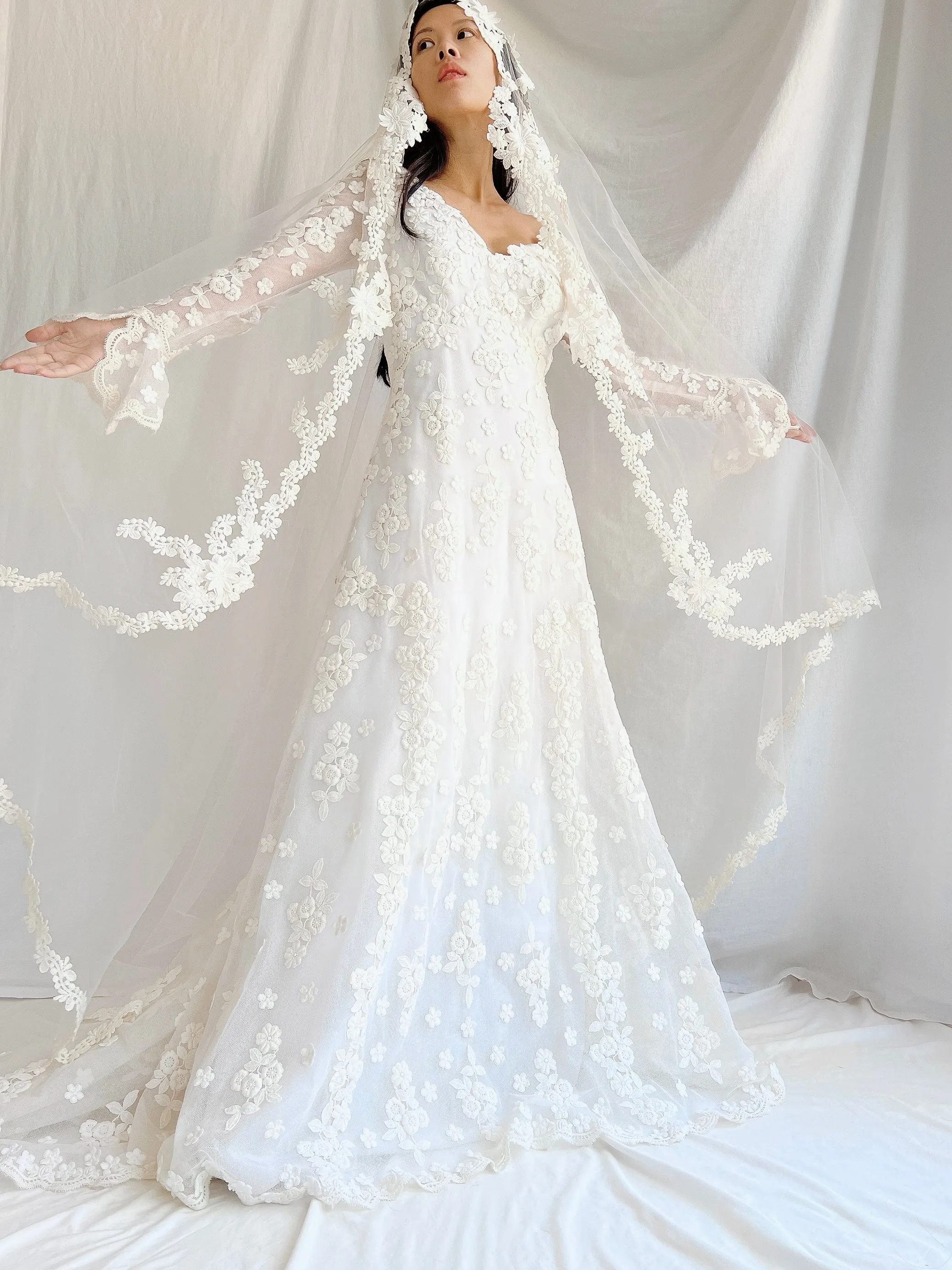 1960s Long Sleeves Floral Appliqué Gown with Veil - S