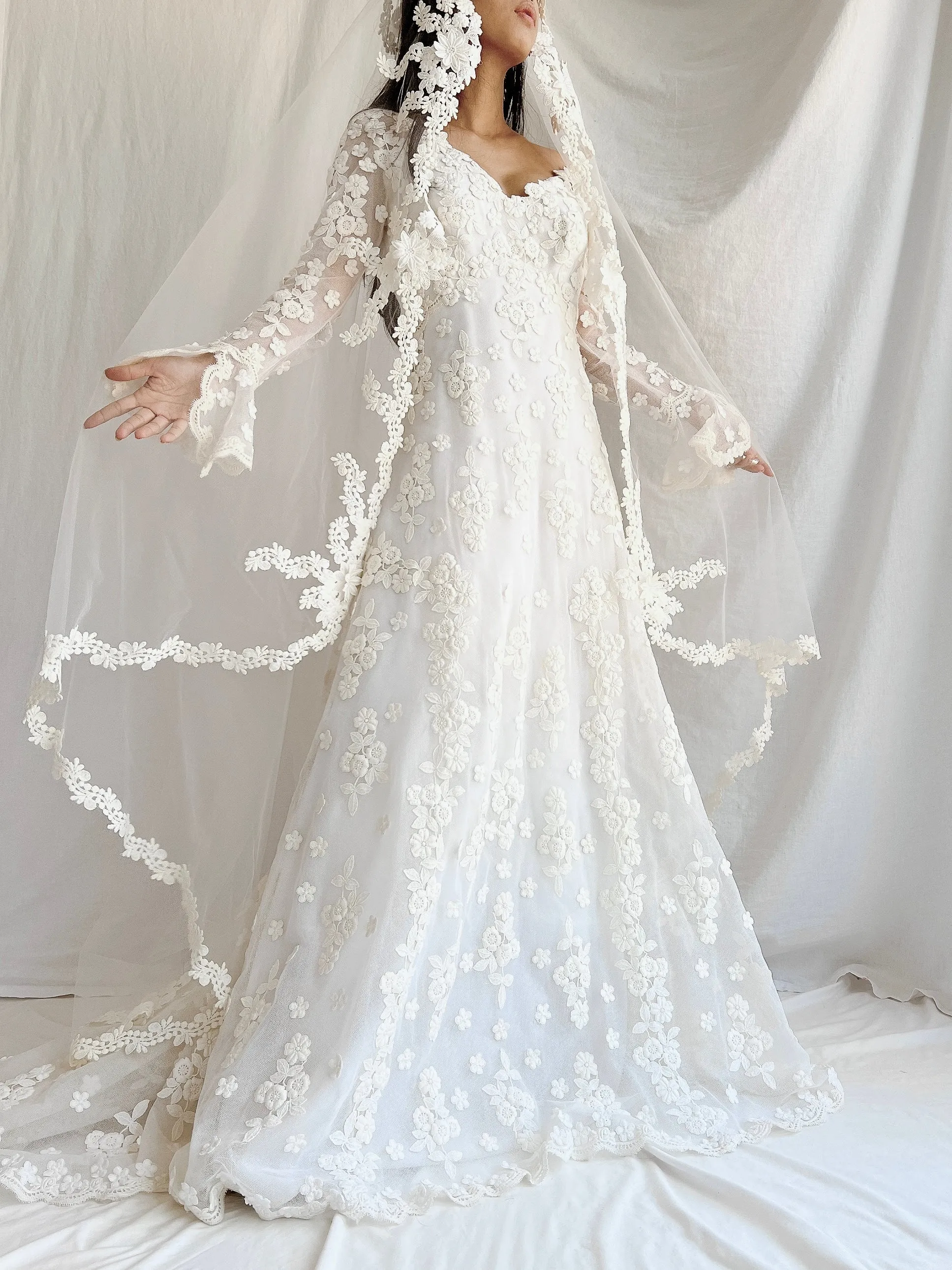 1960s Long Sleeves Floral Appliqué Gown with Veil - S