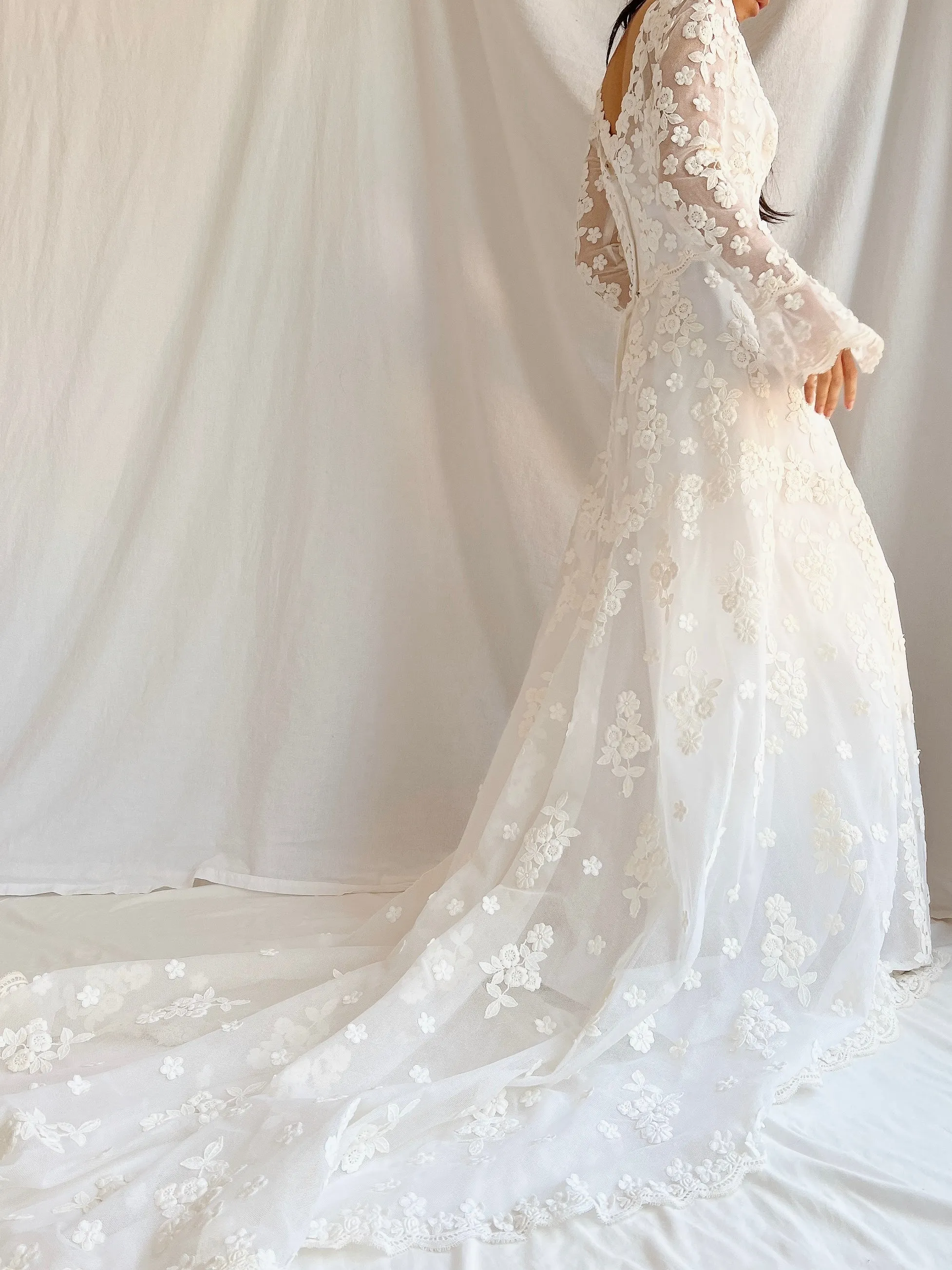 1960s Long Sleeves Floral Appliqué Gown with Veil - S