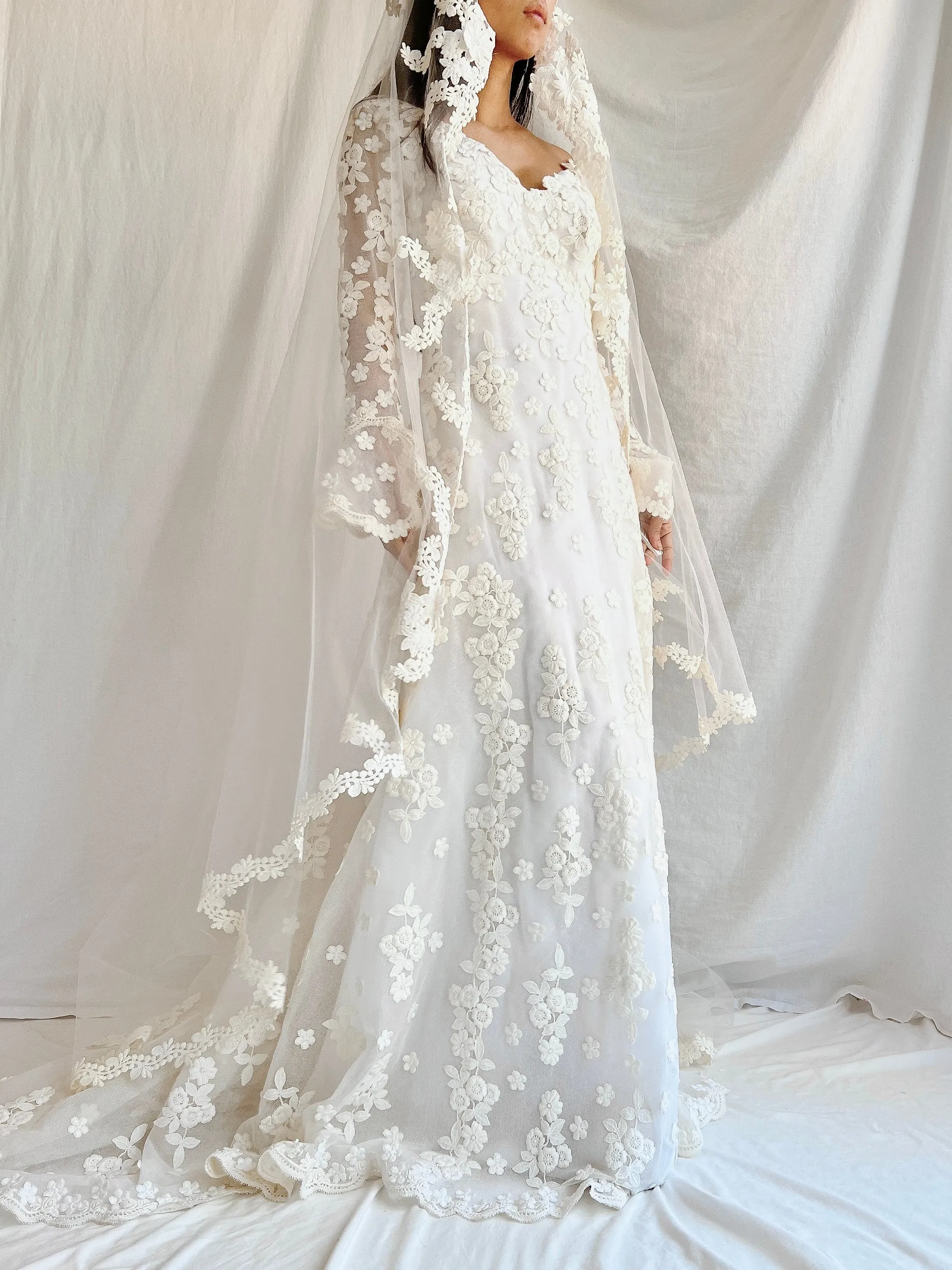 1960s Long Sleeves Floral Appliqué Gown with Veil - S