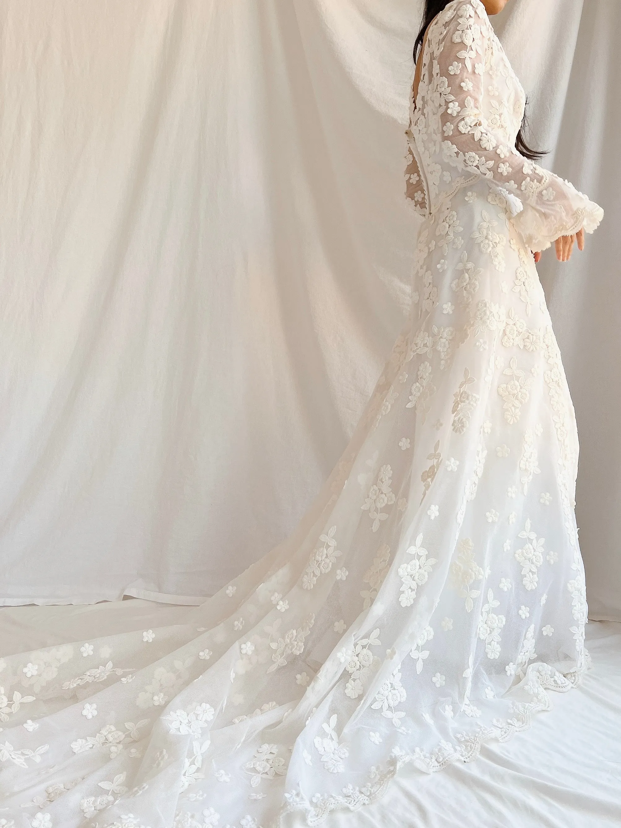 1960s Long Sleeves Floral Appliqué Gown with Veil - S