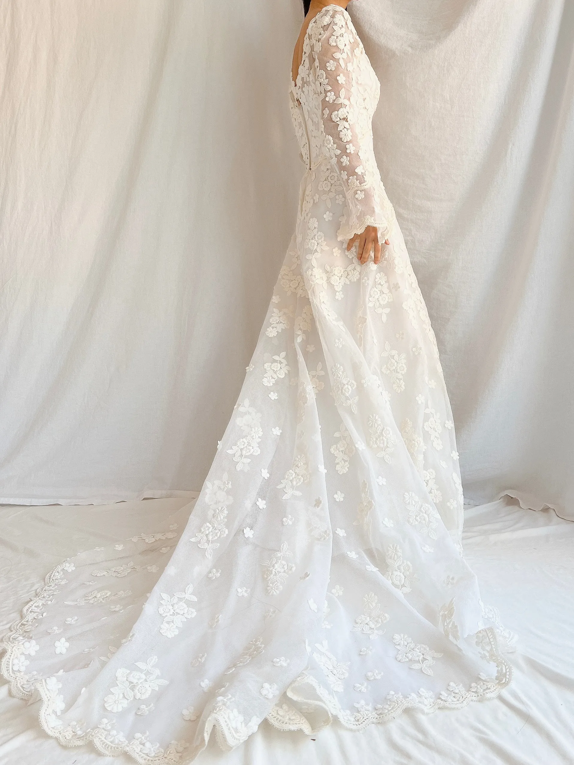 1960s Long Sleeves Floral Appliqué Gown with Veil - S
