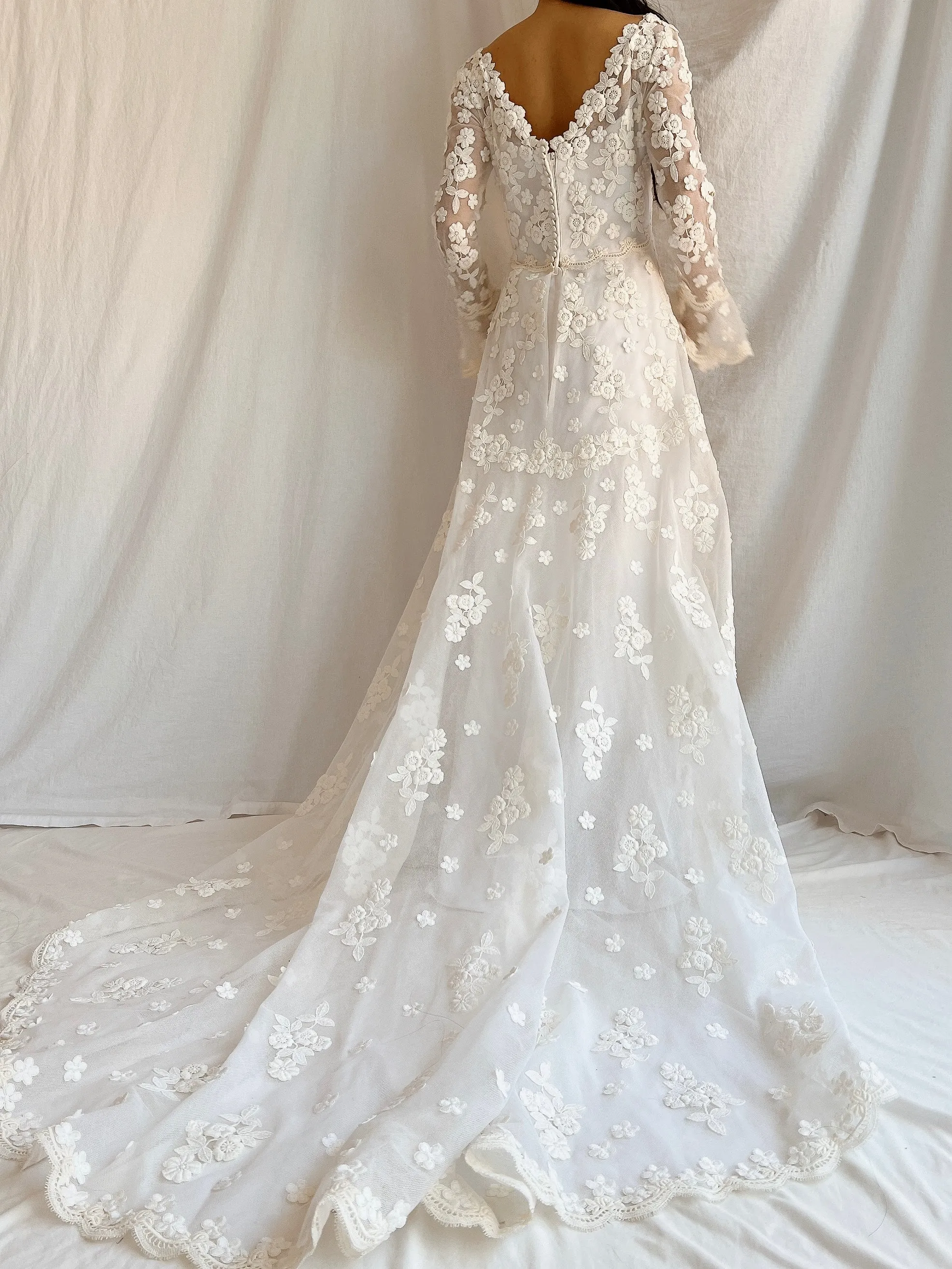 1960s Long Sleeves Floral Appliqué Gown with Veil - S
