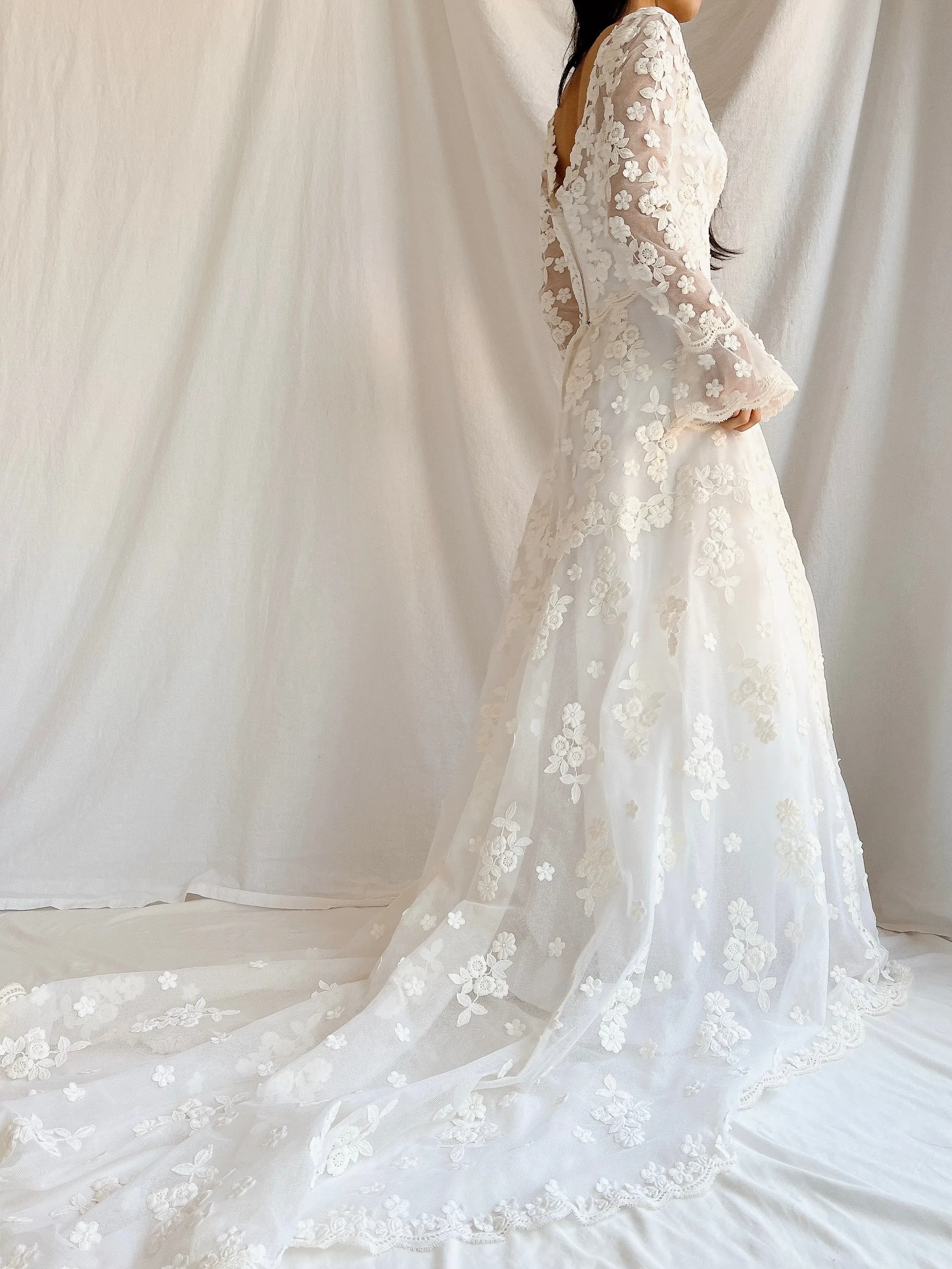 1960s Long Sleeves Floral Appliqué Gown with Veil - S