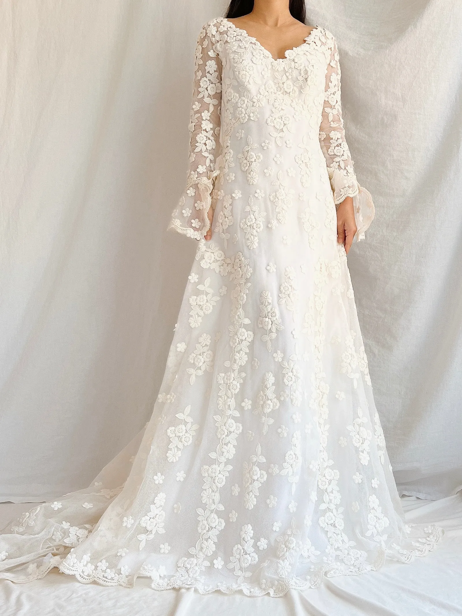 1960s Long Sleeves Floral Appliqué Gown with Veil - S