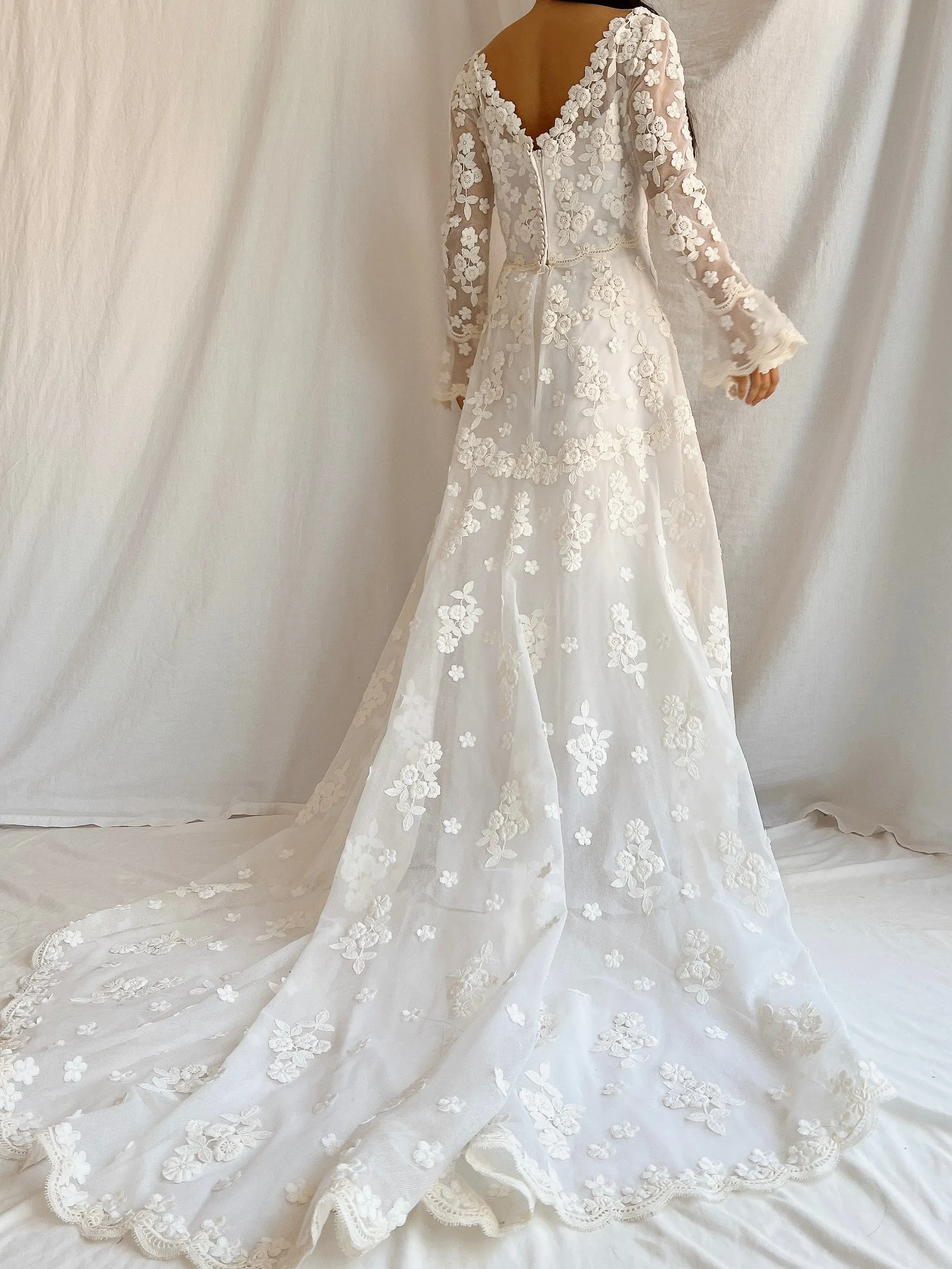 1960s Long Sleeves Floral Appliqué Gown with Veil - S