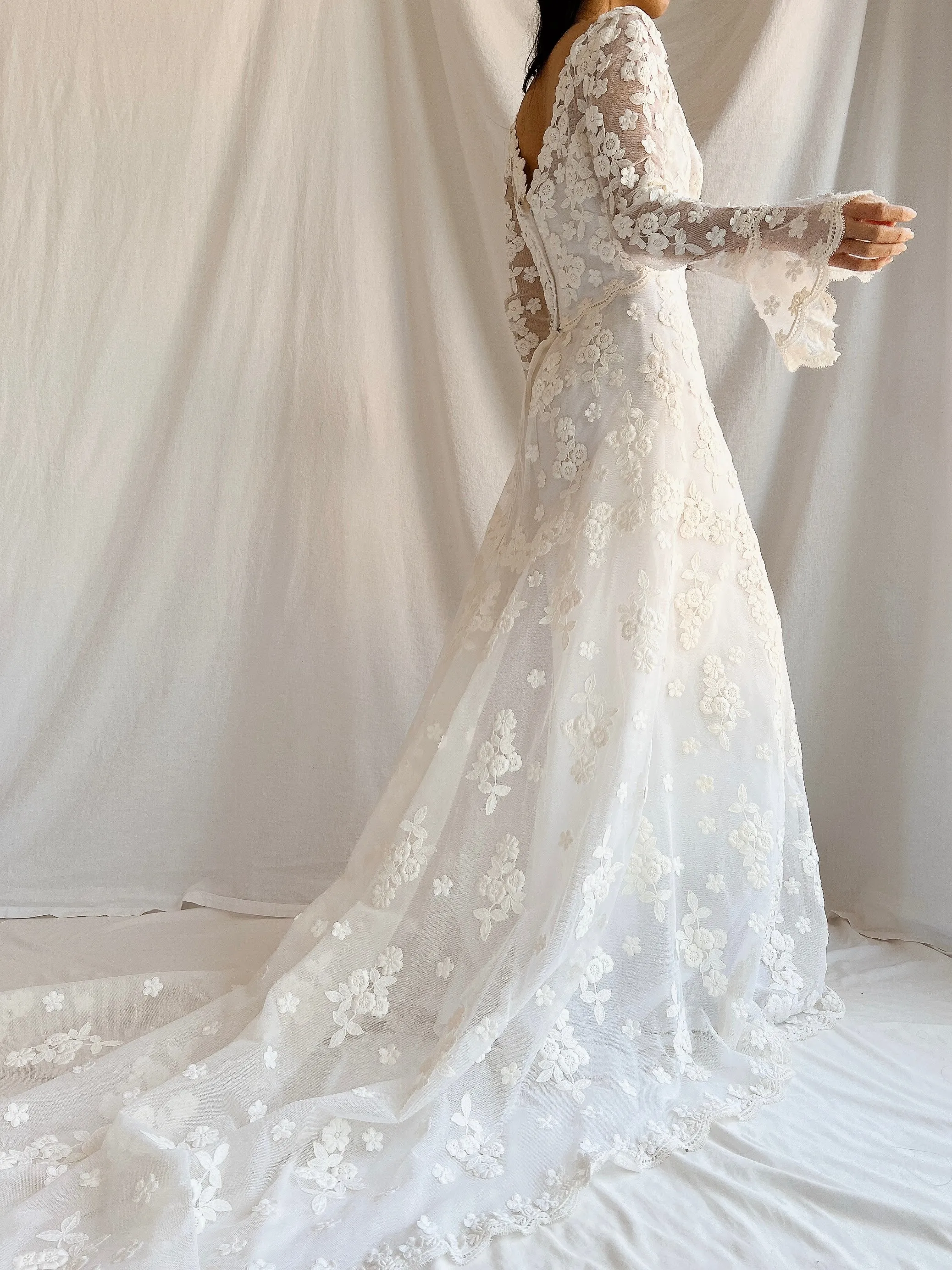 1960s Long Sleeves Floral Appliqué Gown with Veil - S