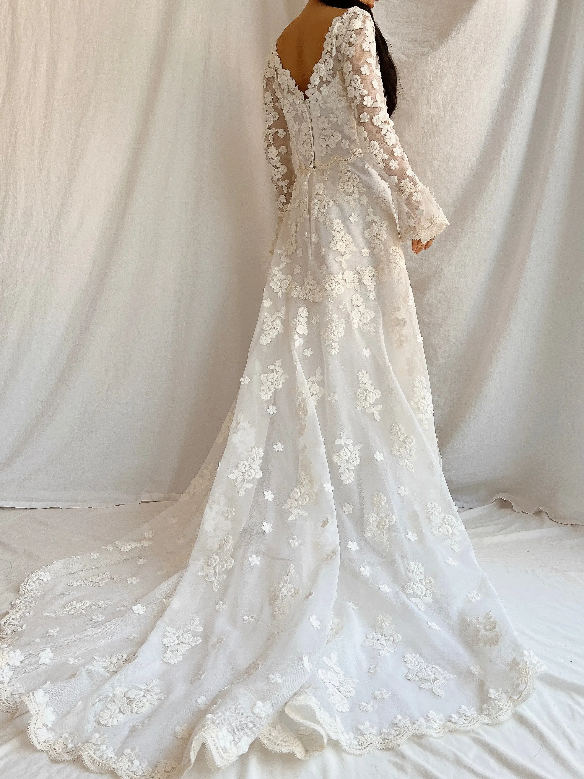 1960s Long Sleeves Floral Appliqué Gown with Veil - S