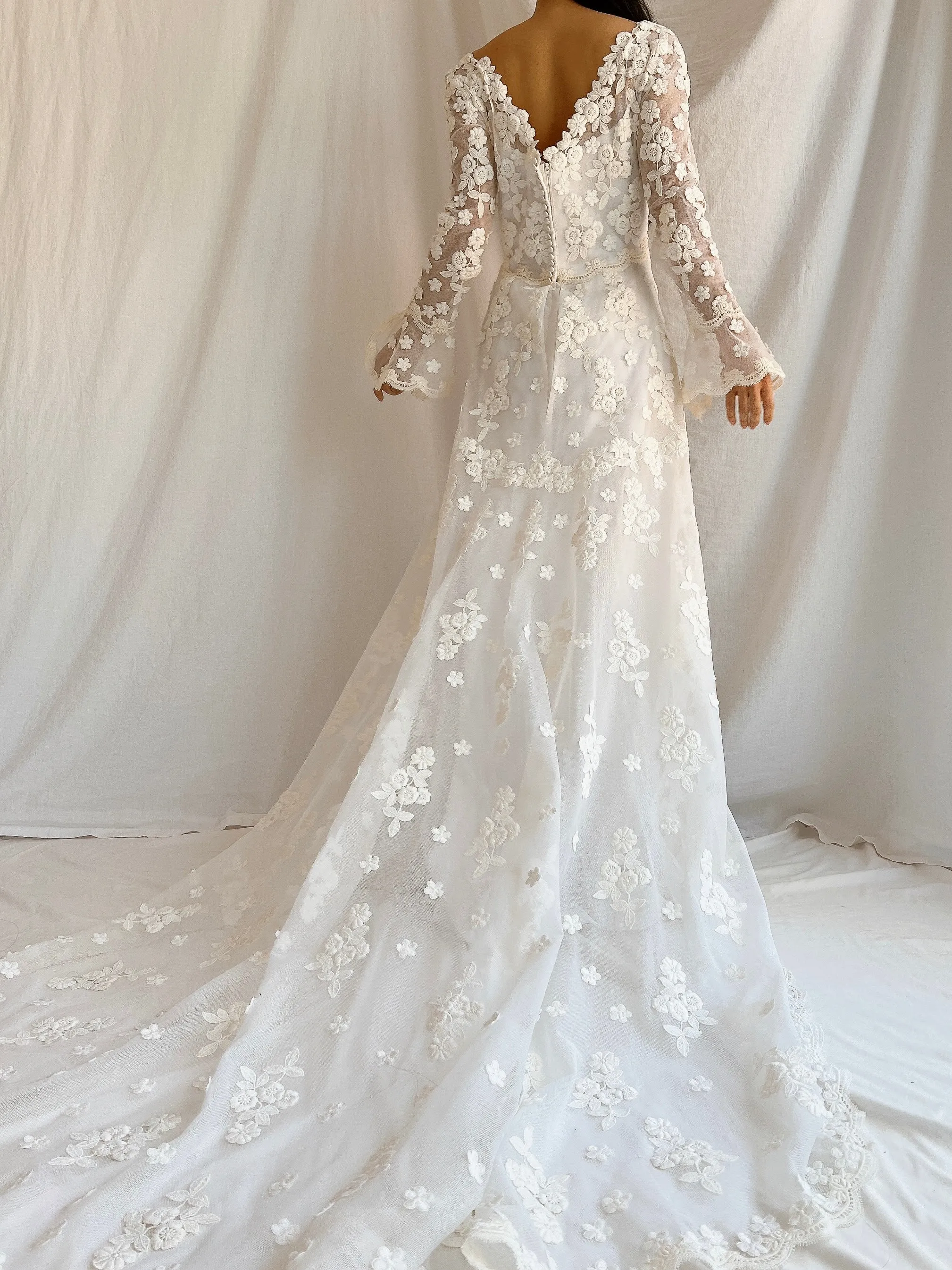 1960s Long Sleeves Floral Appliqué Gown with Veil - S