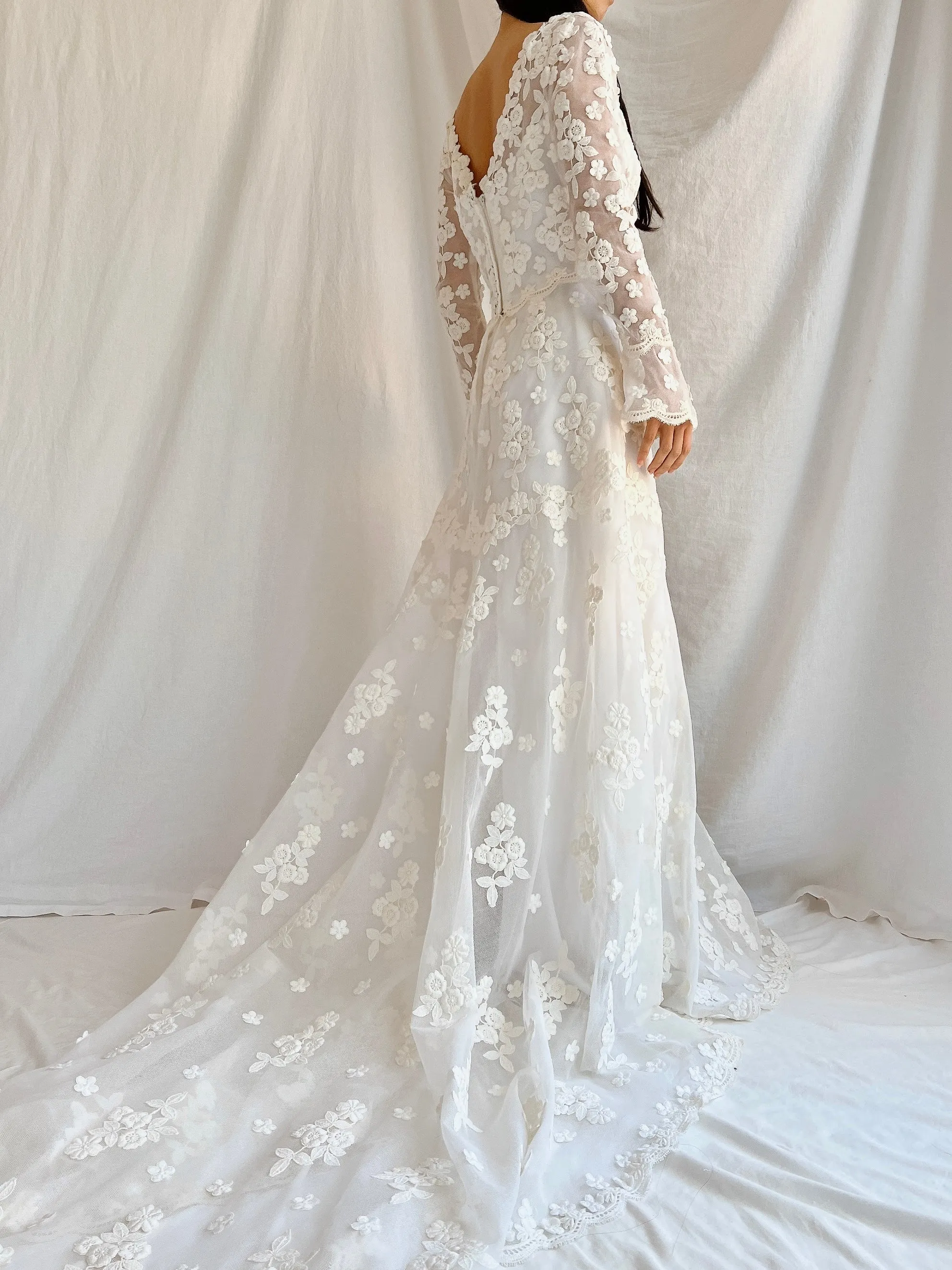 1960s Long Sleeves Floral Appliqué Gown with Veil - S