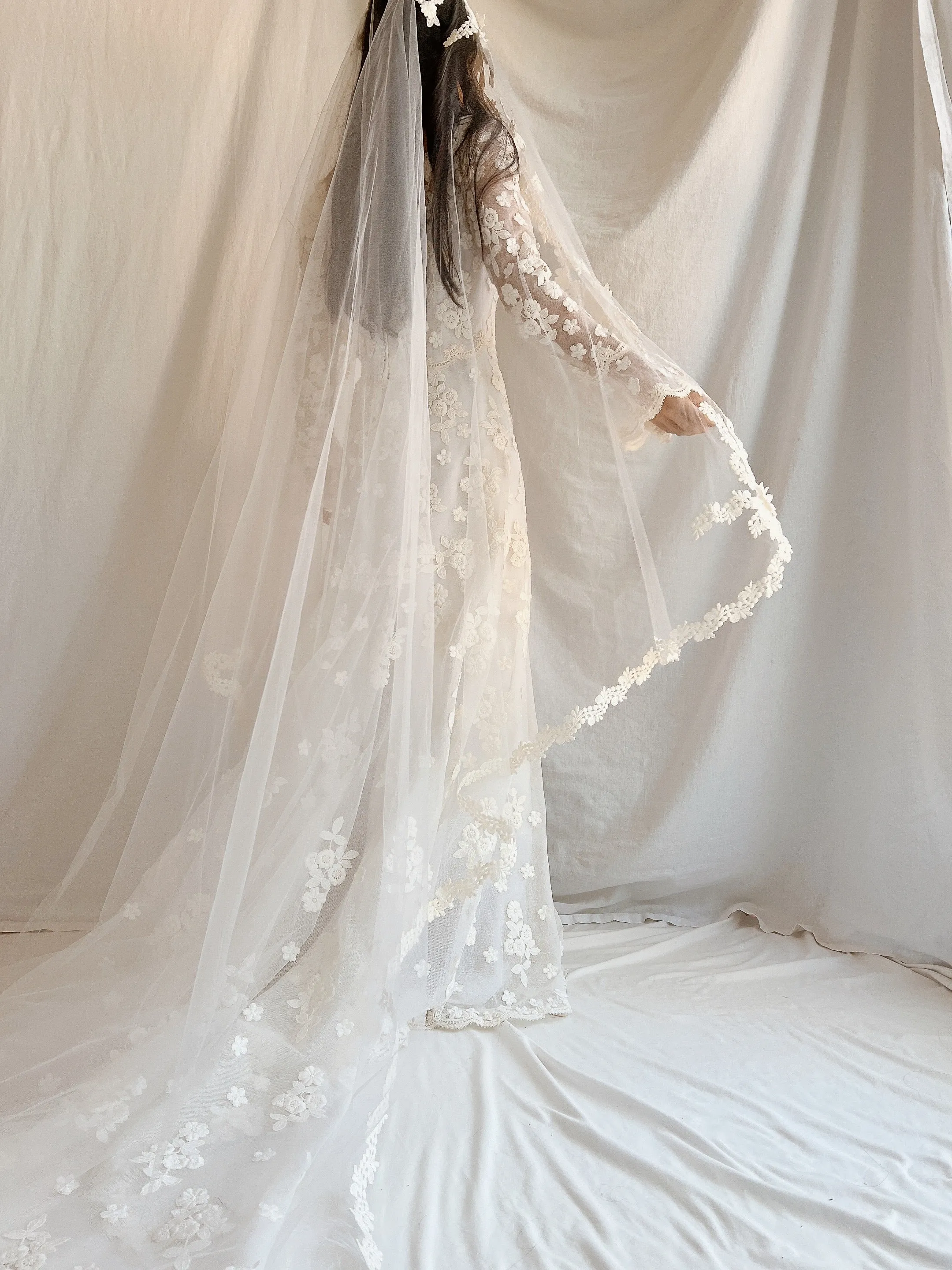1960s Long Sleeves Floral Appliqué Gown with Veil - S