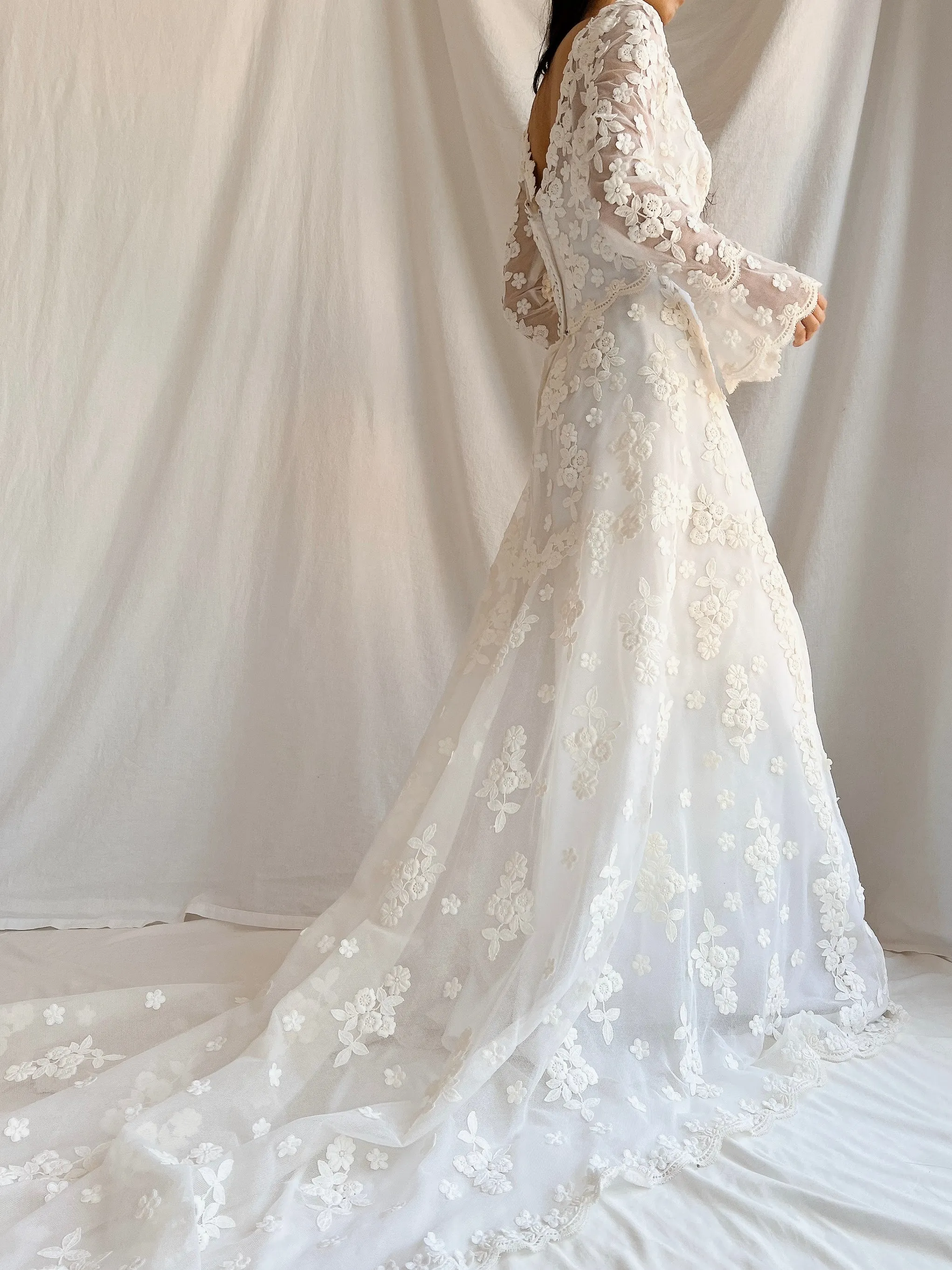 1960s Long Sleeves Floral Appliqué Gown with Veil - S