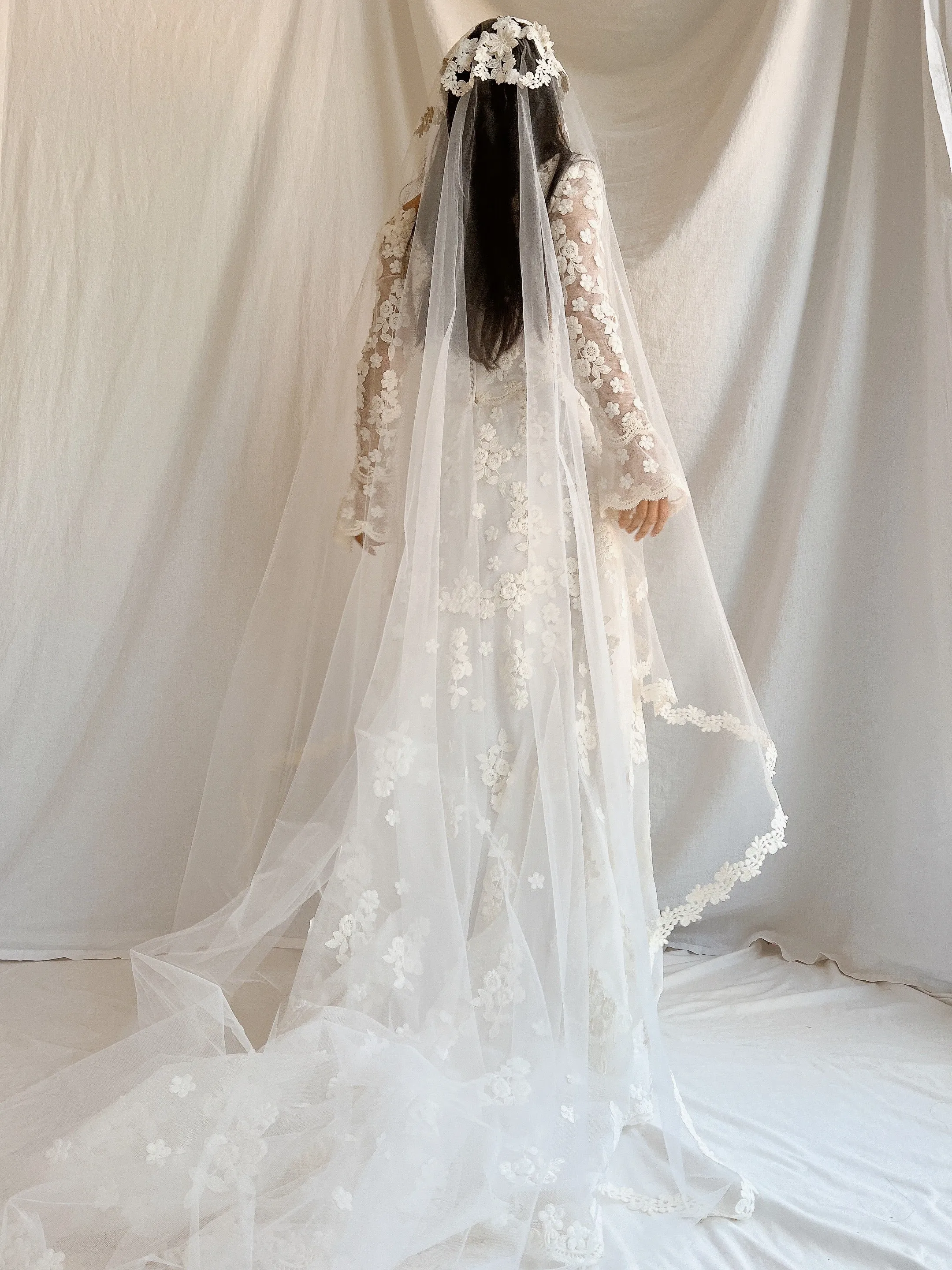 1960s Long Sleeves Floral Appliqué Gown with Veil - S
