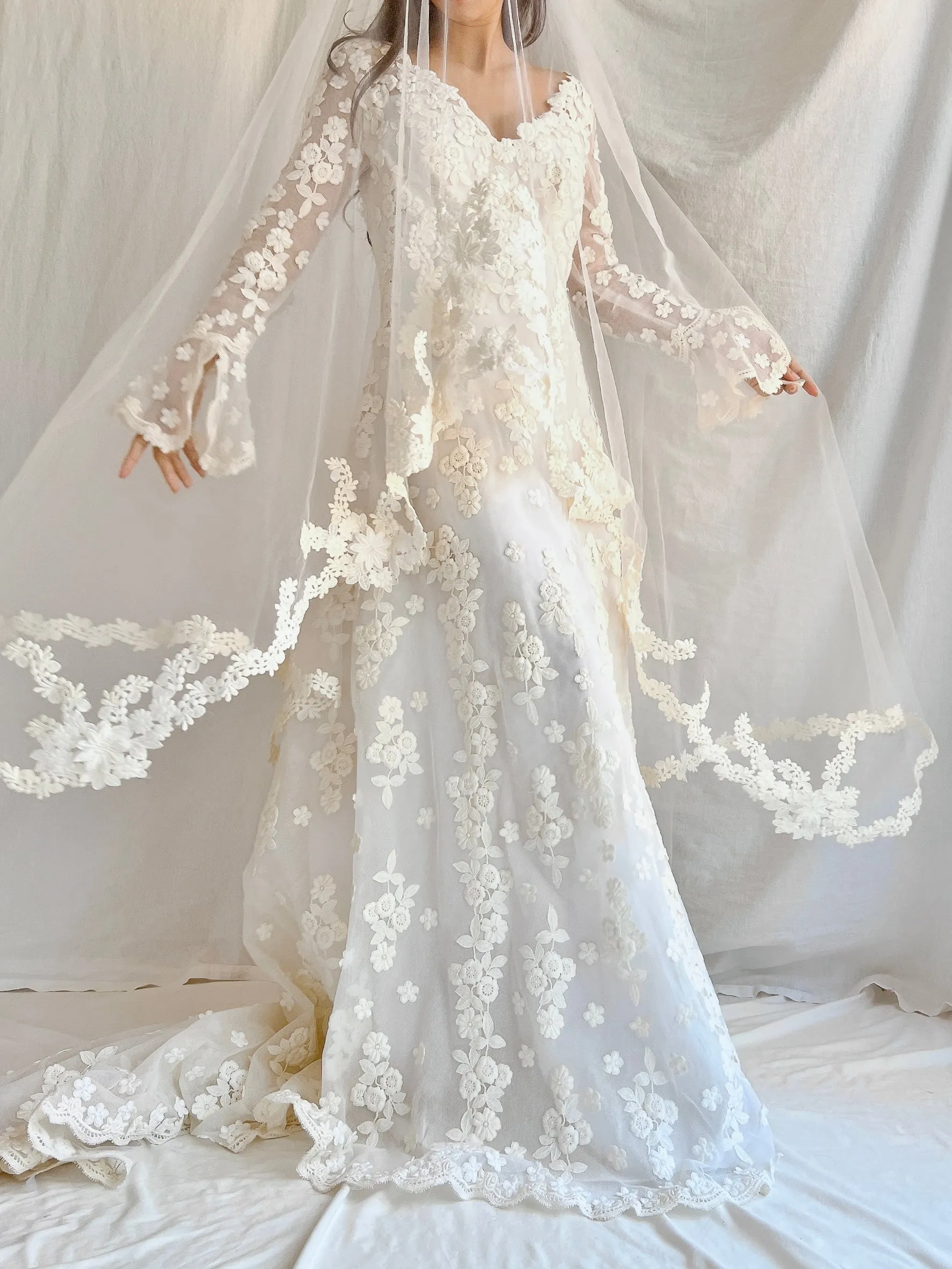 1960s Long Sleeves Floral Appliqué Gown with Veil - S