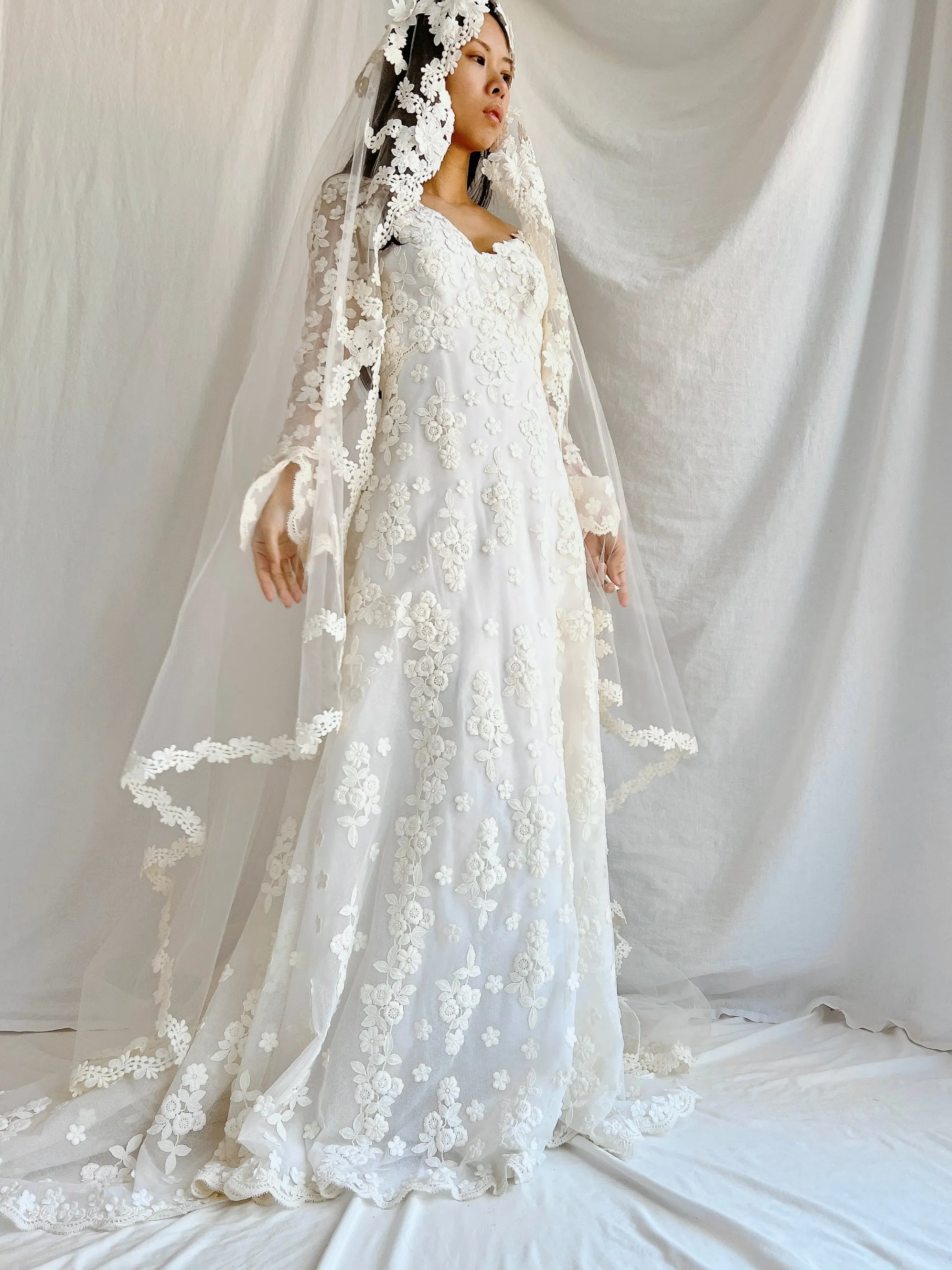1960s Long Sleeves Floral Appliqué Gown with Veil - S