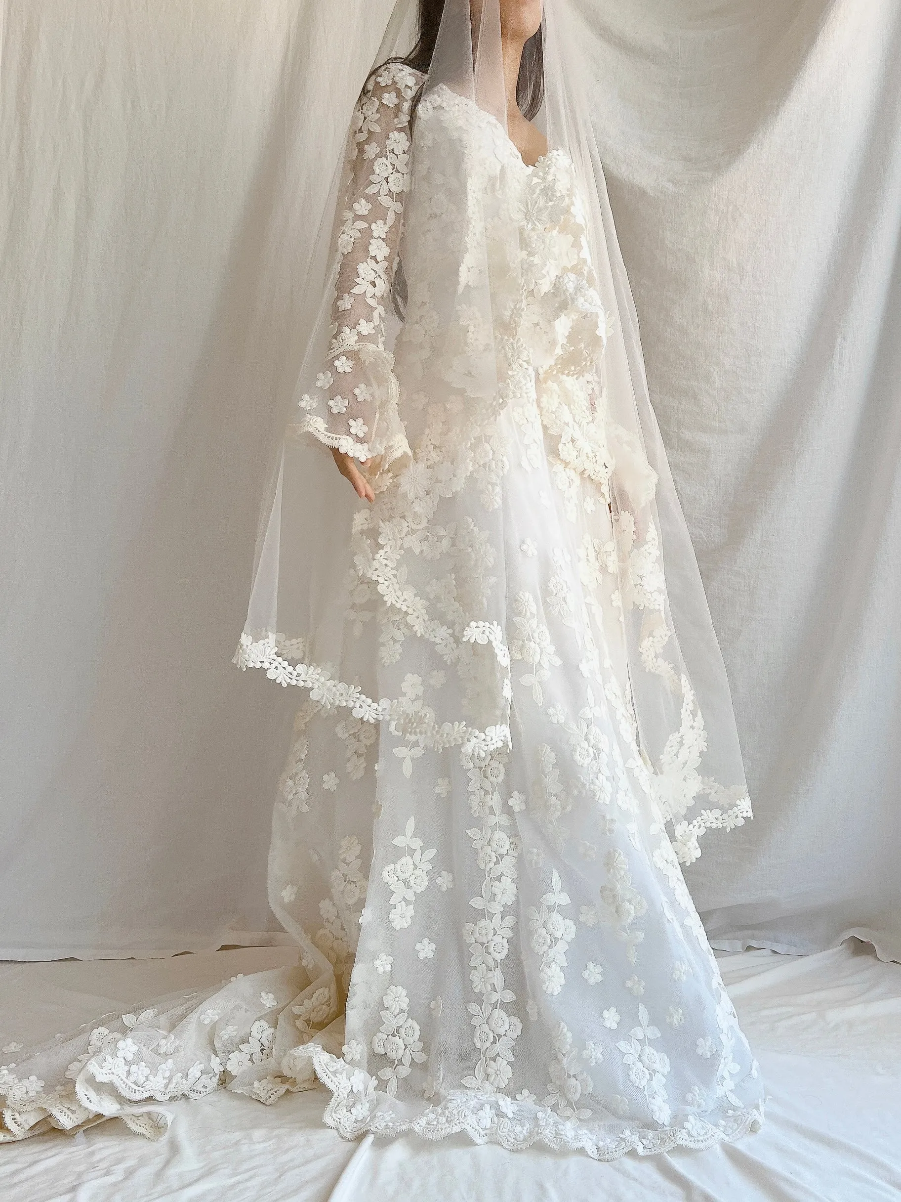 1960s Long Sleeves Floral Appliqué Gown with Veil - S