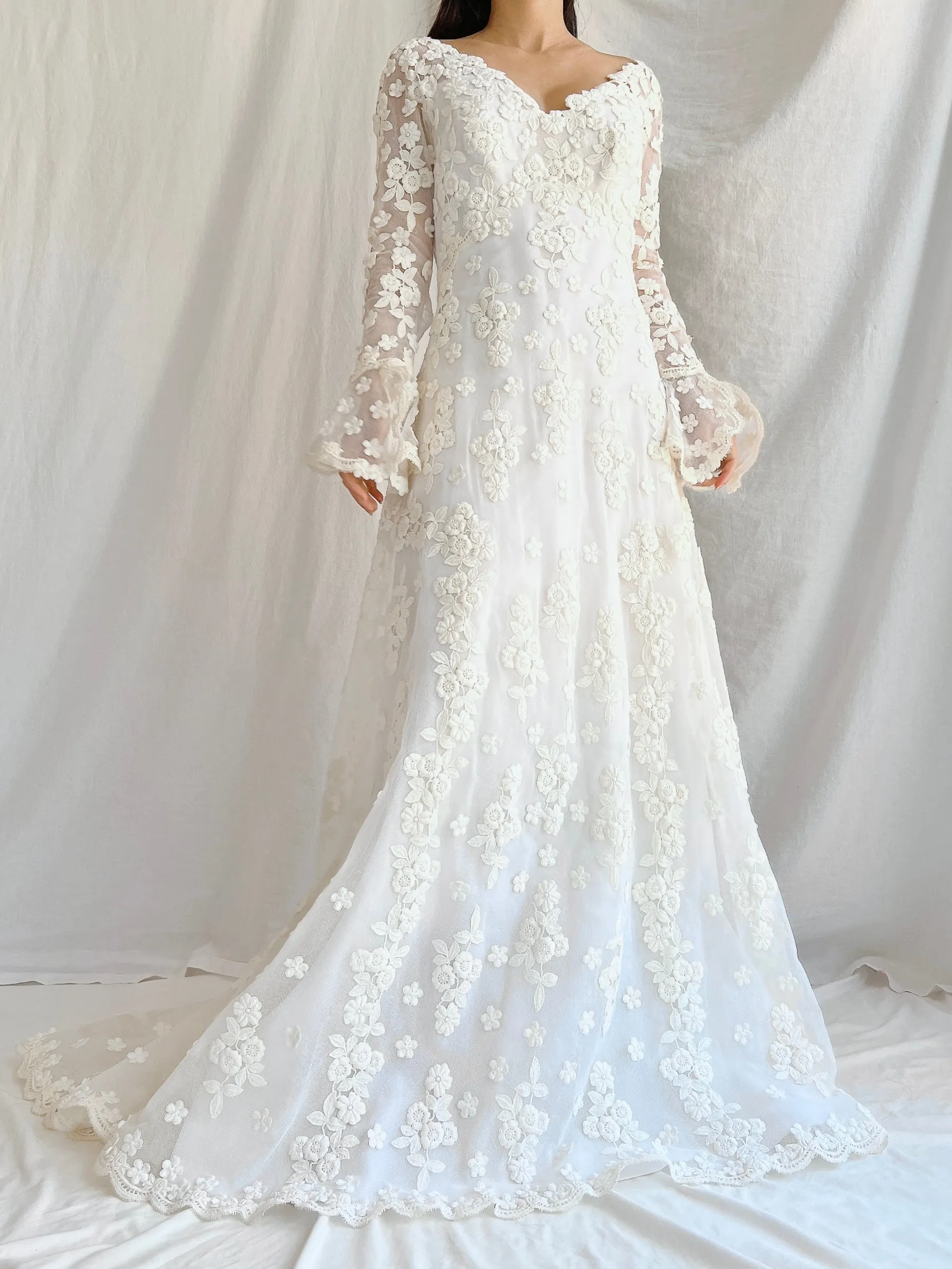 1960s Long Sleeves Floral Appliqué Gown with Veil - S