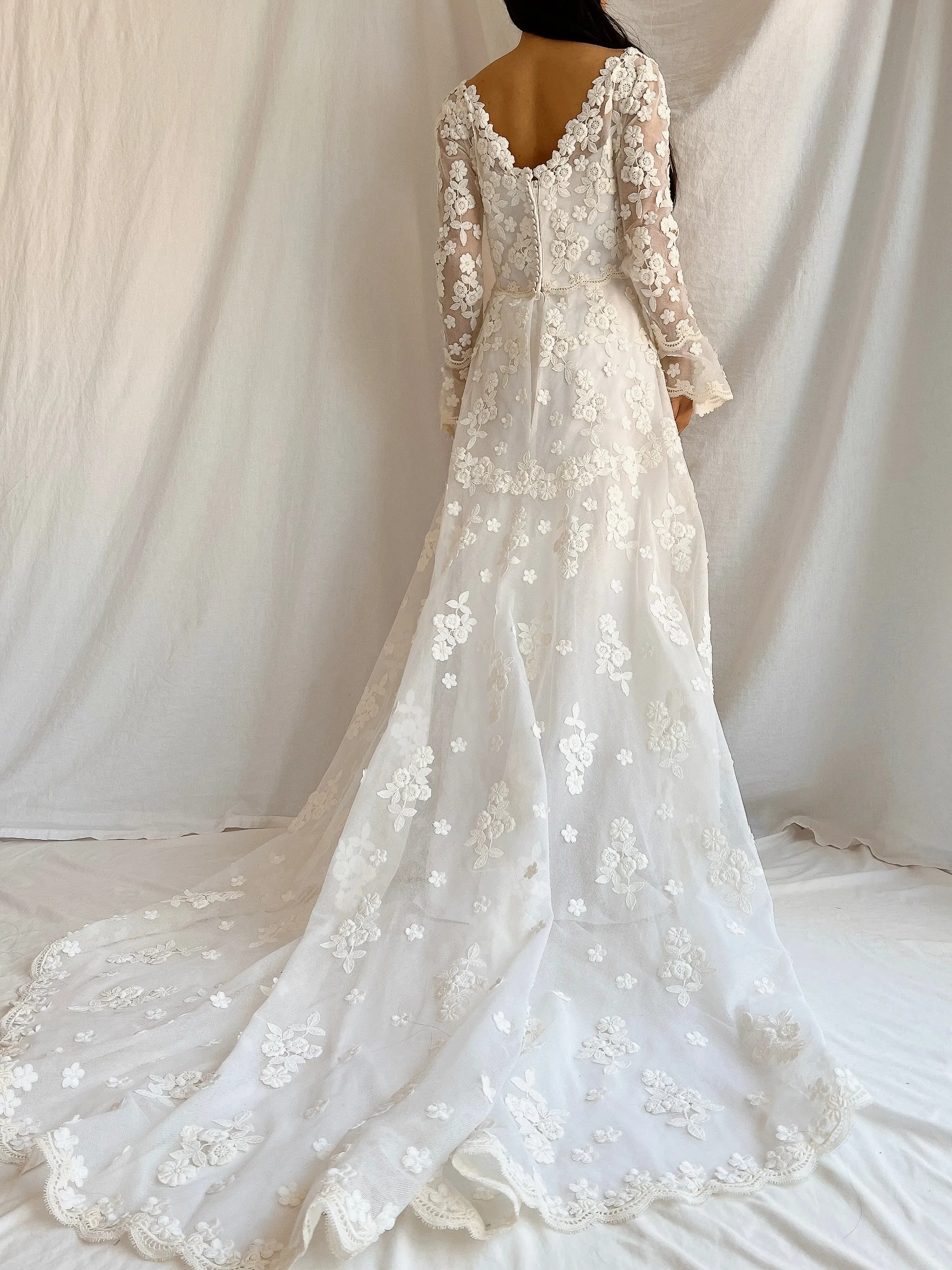 1960s Long Sleeves Floral Appliqué Gown with Veil - S