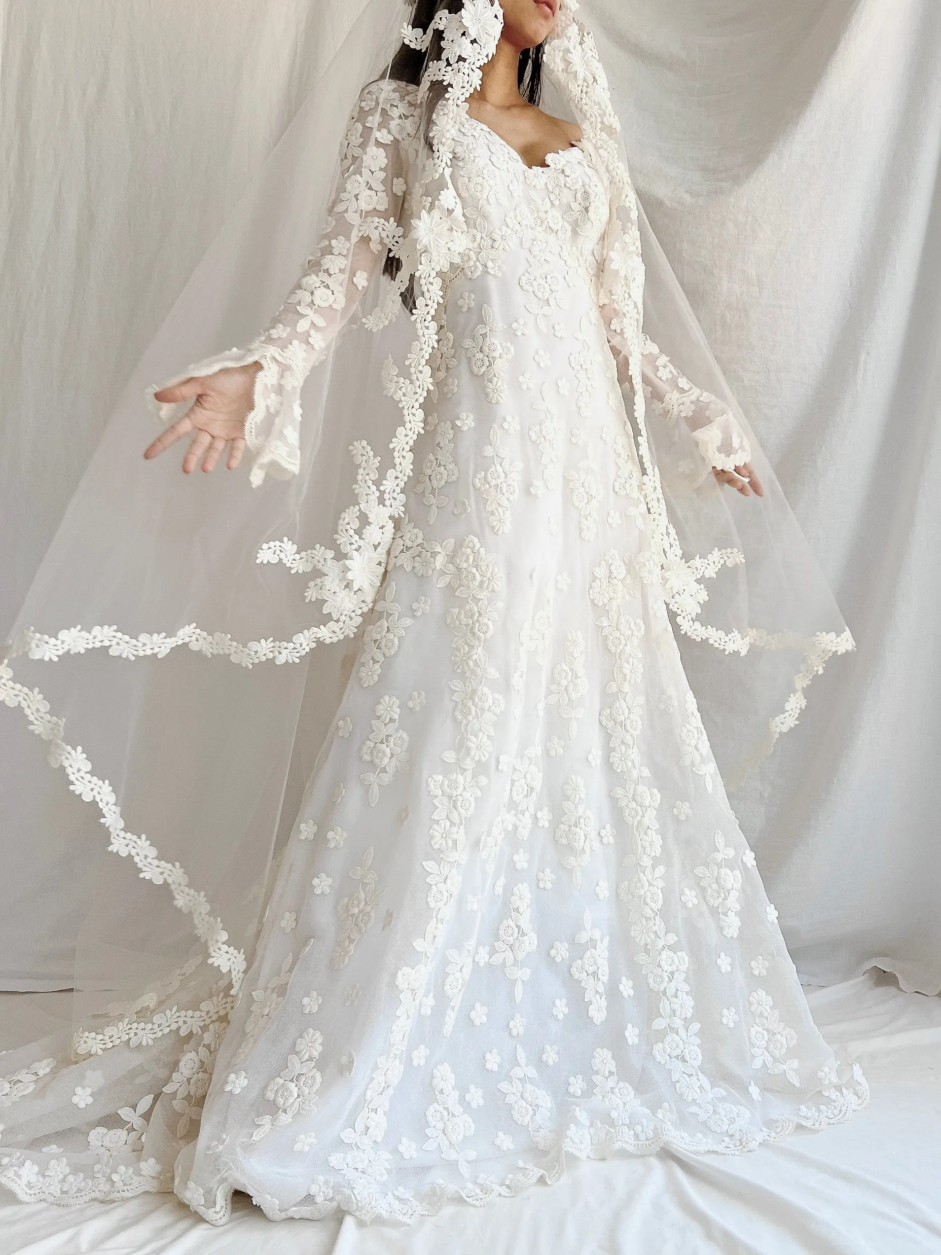 1960s Long Sleeves Floral Appliqué Gown with Veil - S