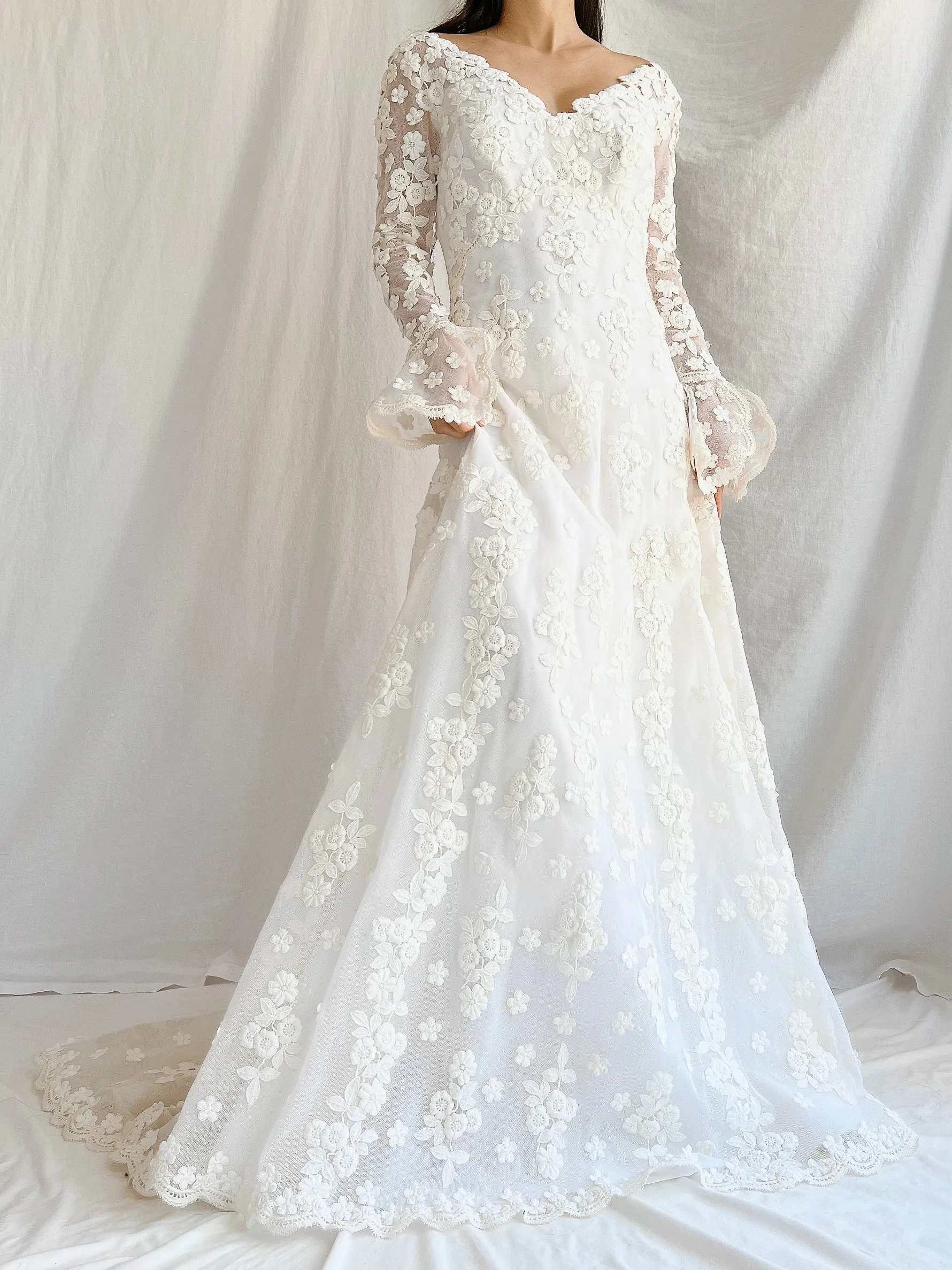 1960s Long Sleeves Floral Appliqué Gown with Veil - S
