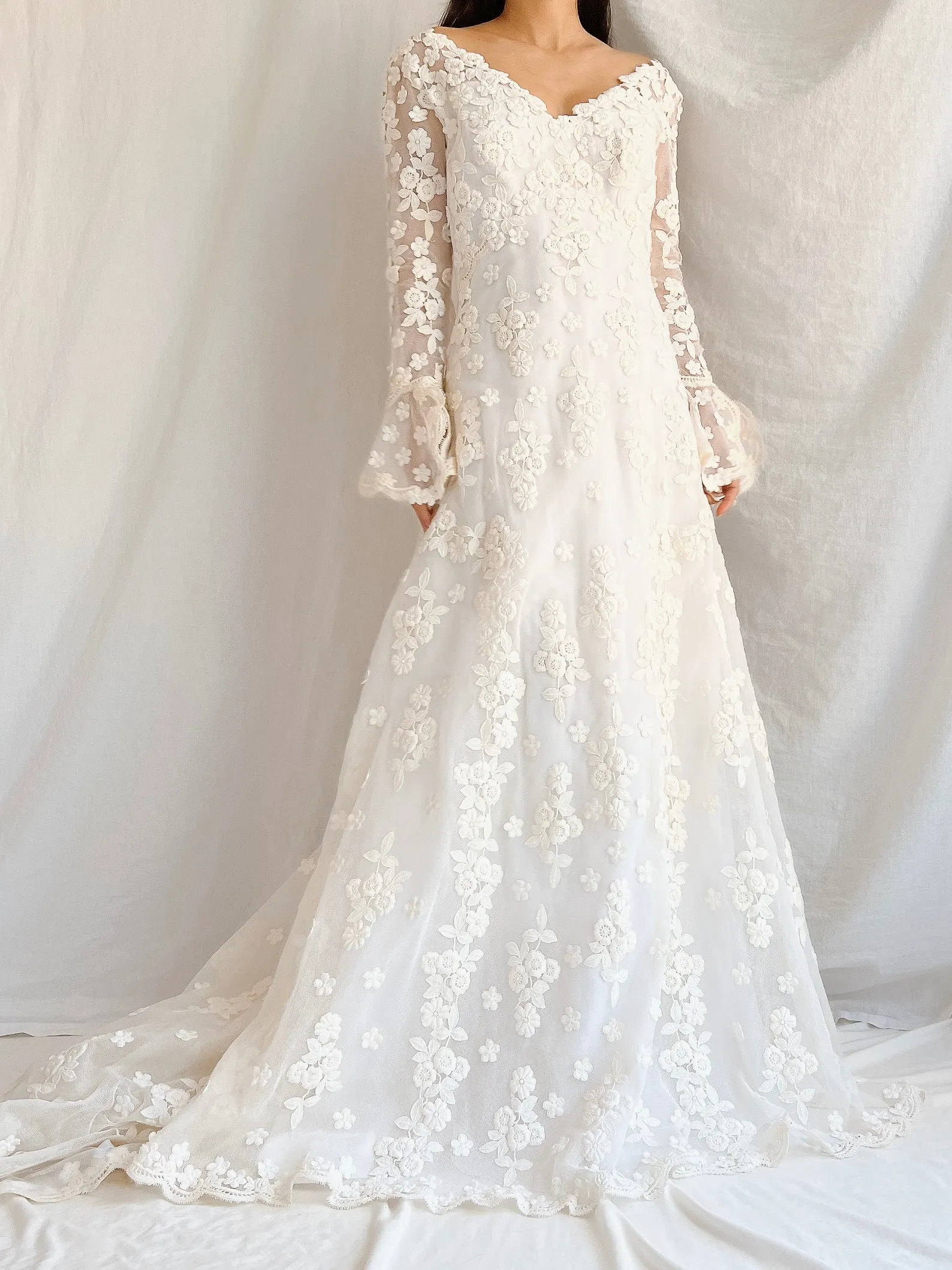 1960s Long Sleeves Floral Appliqué Gown with Veil - S