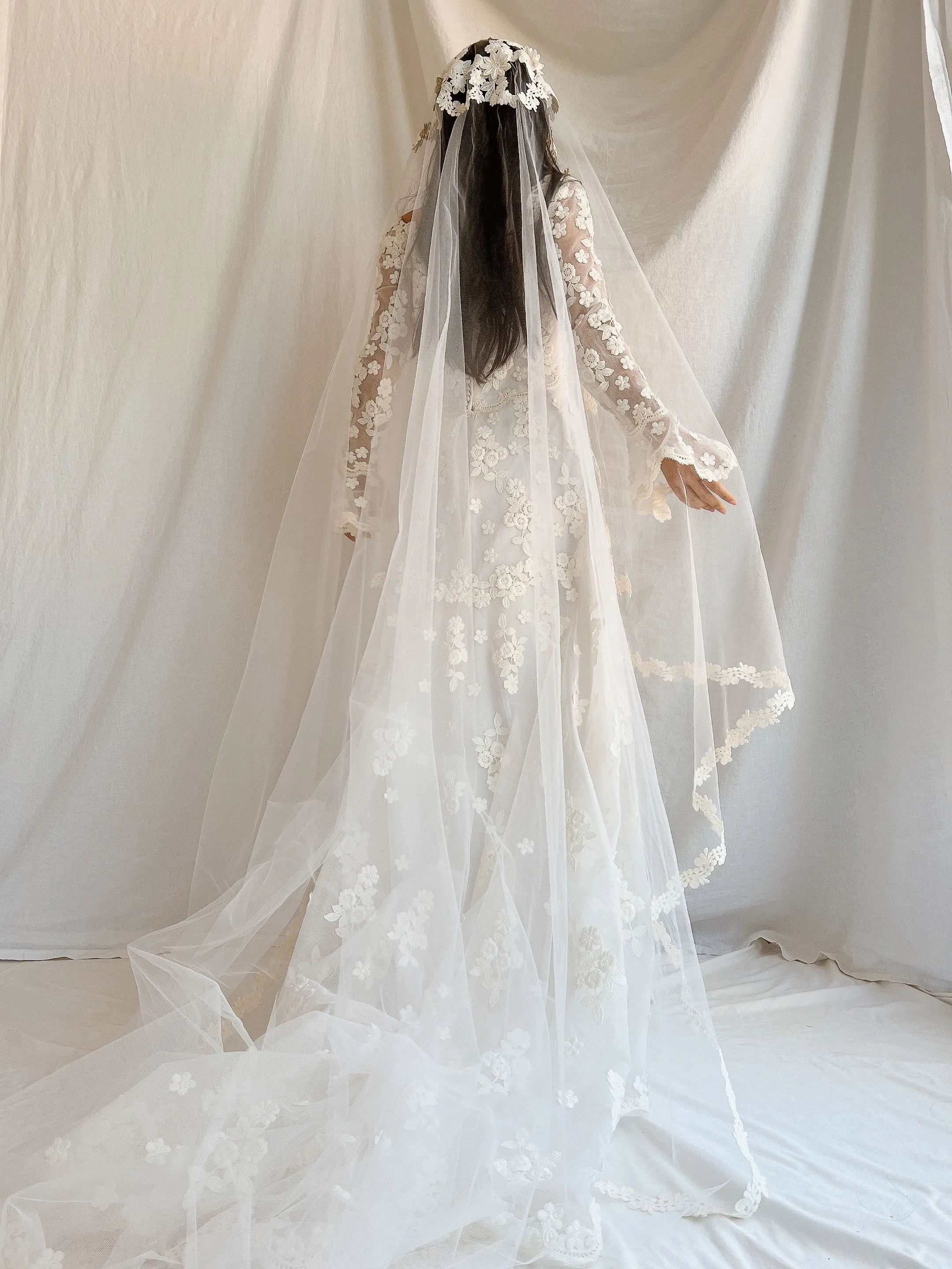 1960s Long Sleeves Floral Appliqué Gown with Veil - S